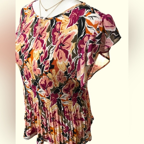 Floral Flutter Sleeve Top size XL - Picture 2 of 3
